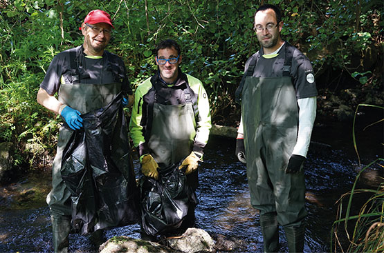 Ir a la noticia Empezamos los trabajos de acondicionamiento de los ríos Sar y Sarela con la ecobrigada de la Asociación Amicos