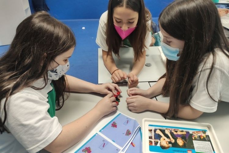 Ir a la noticia Viaqua y la Fundación Aquae premian el trabajo del Colegio Los Sauces y a las alumnas del programa Aquae STEM